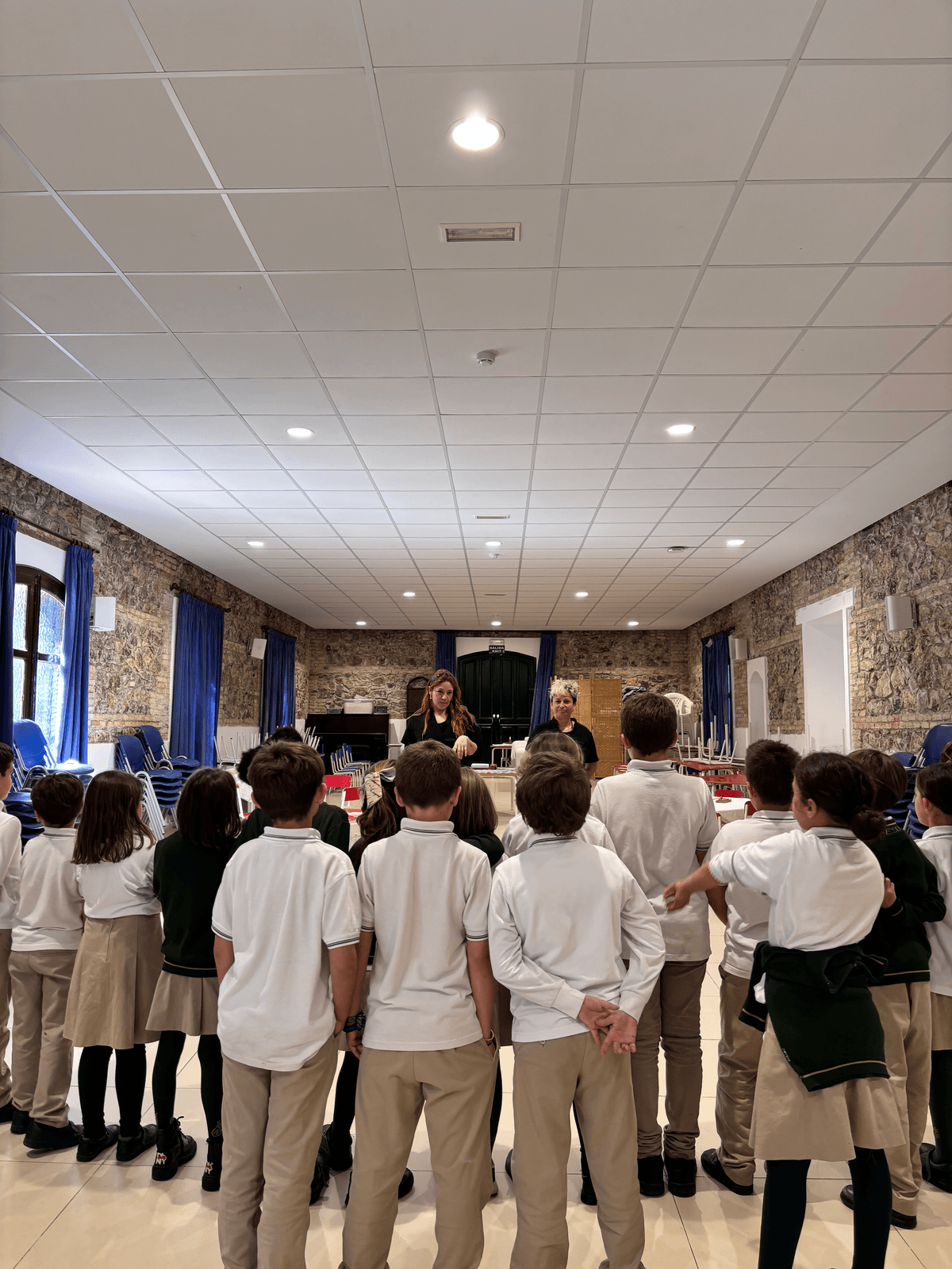 Taller de bienestar infantil en un colegio